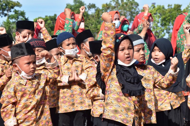 Mukomuko Sukses Catat Rekor MURI Memakai Baju Batik Terbanyak