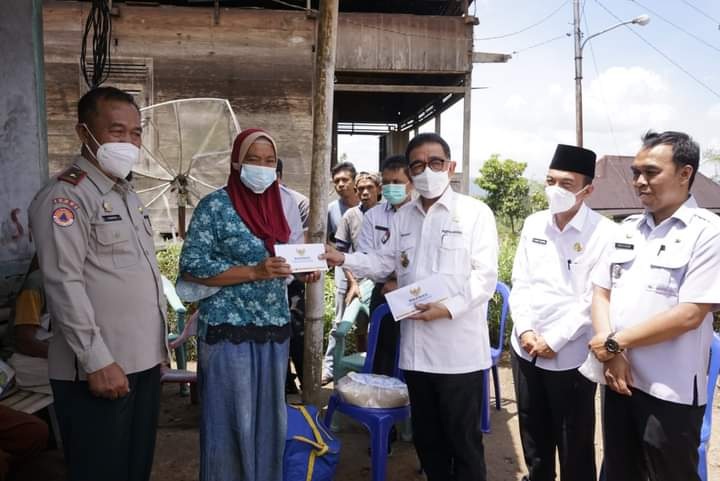 Bupati Kepahiang Bantu Korban Angin Puting Beliung