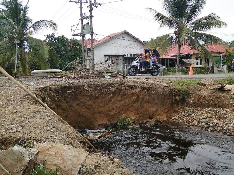 Bangunan Pemerintah Rusak, Banjir Masih Mengancam