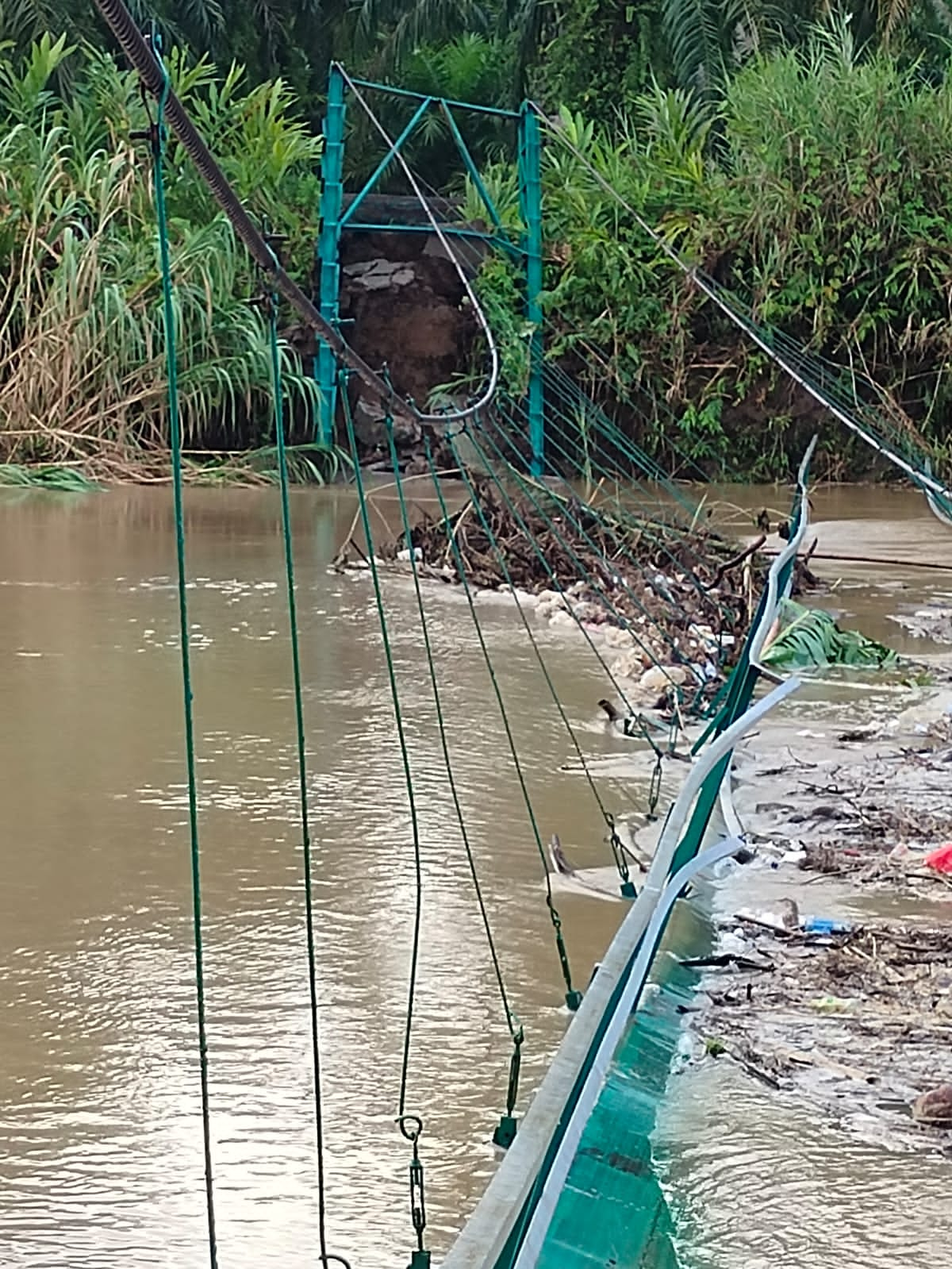 Jembatan Gantung Padang Merbau pun Ambruk