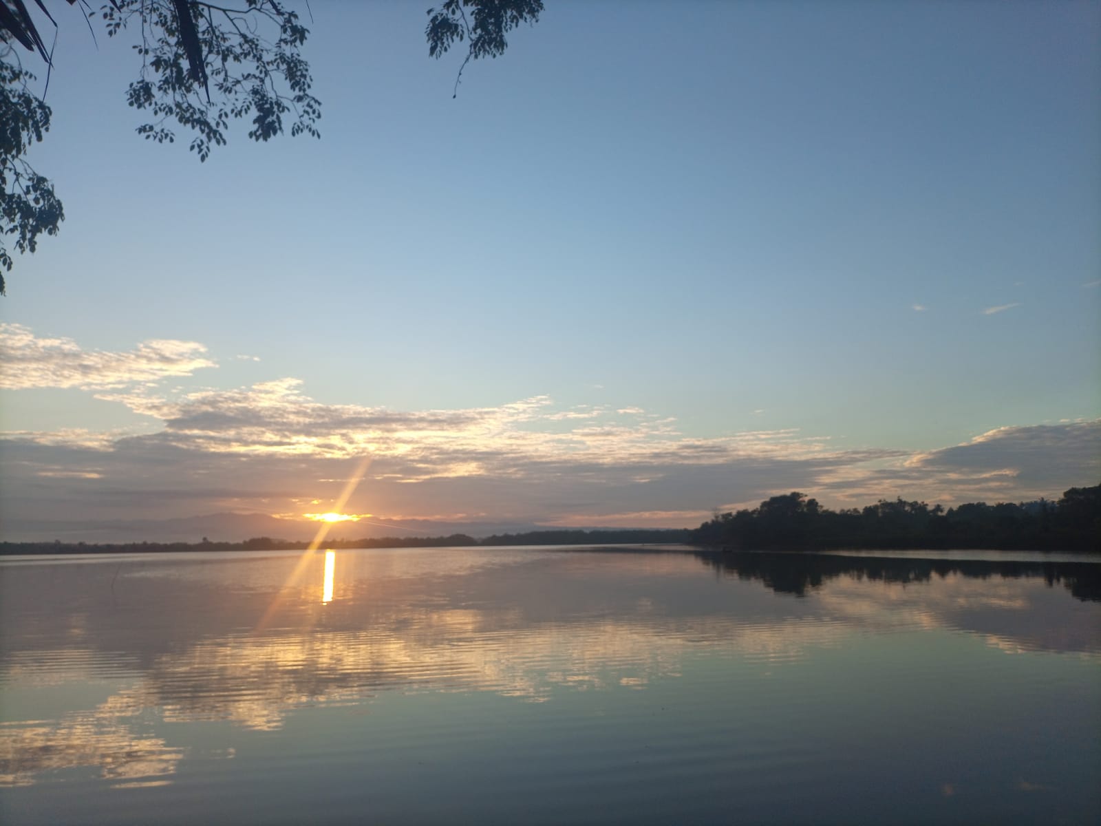 Indahnya Spot Sunrice di  Danau Dendam Tak Sudah Bengkulu