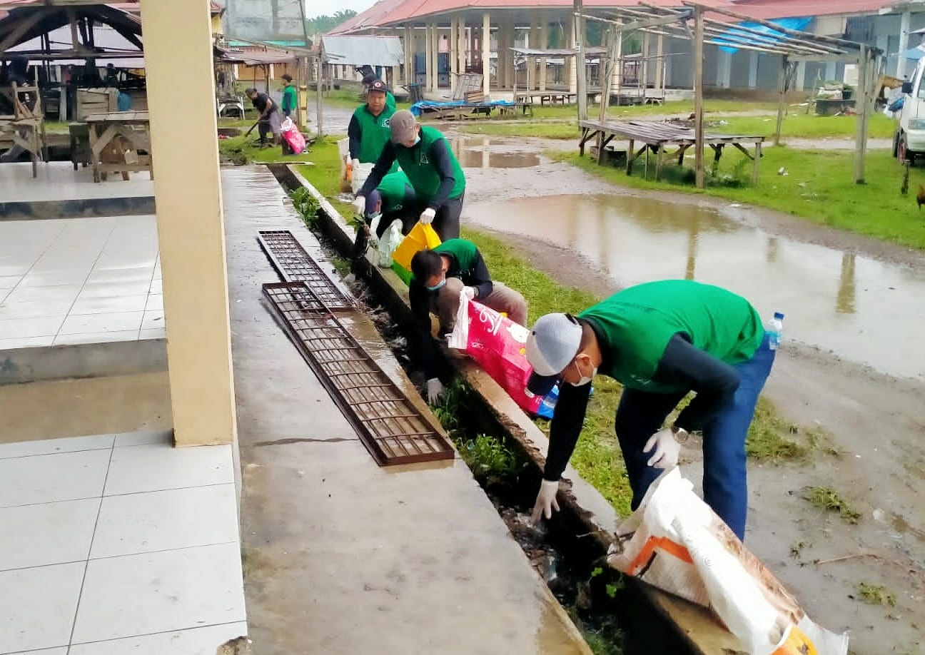 KAHMI, Pemkab, Komunitas Lingkungan Bersihkan Pasar Koto Jaya