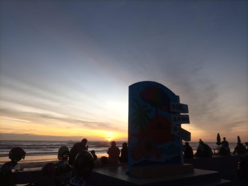 Indah Memukau,  Banyak Warga Menikmati  Sunset di Pantai Berkas 