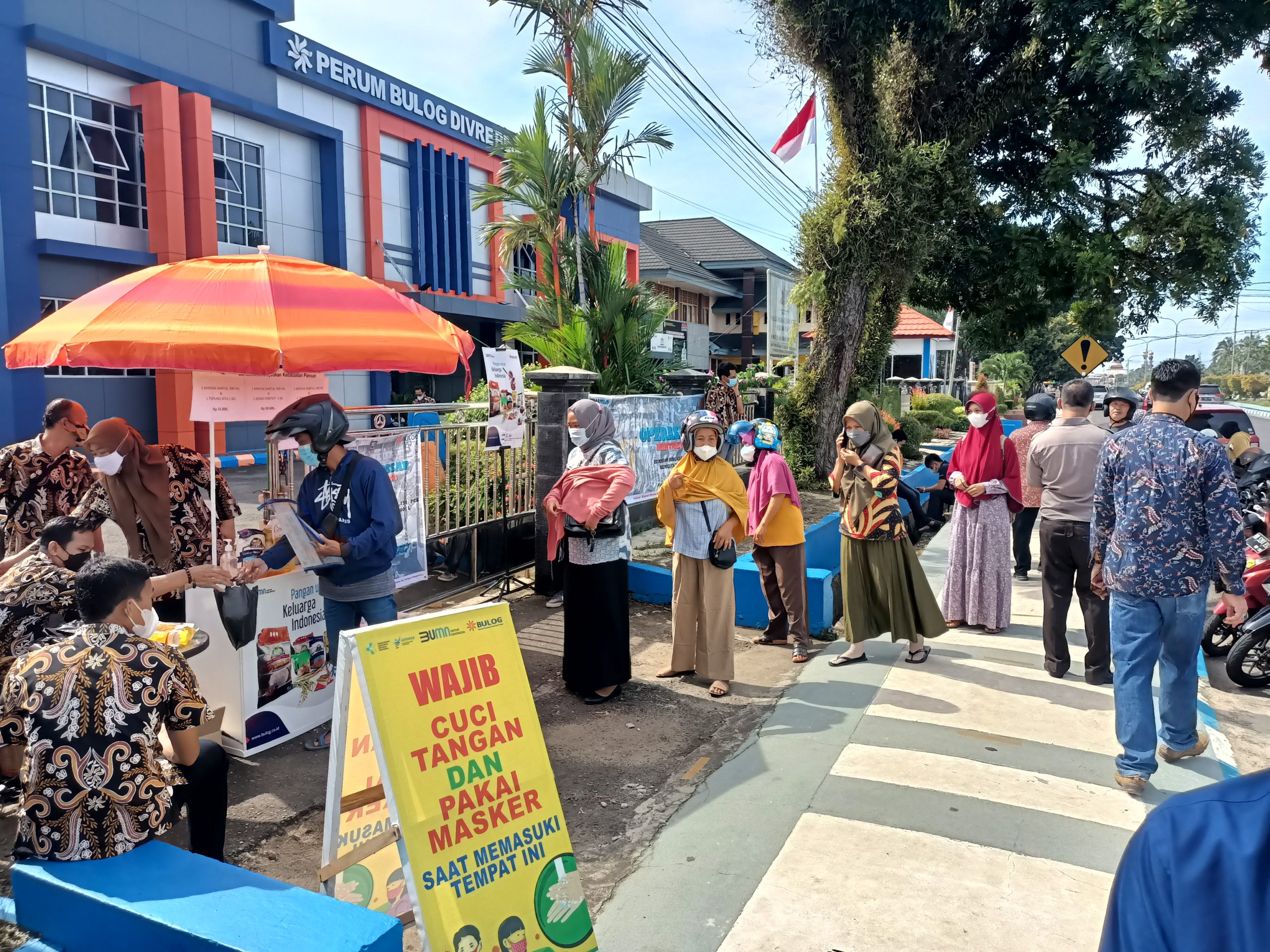 Senanglah, Bulog Divre Bengkulu Adakan   Operasi Pasar Minyak Goreng