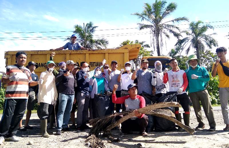 Sambut HUT, Pemkab dan Komunitas Mukomuko Bersihkan Pantai Abrasi