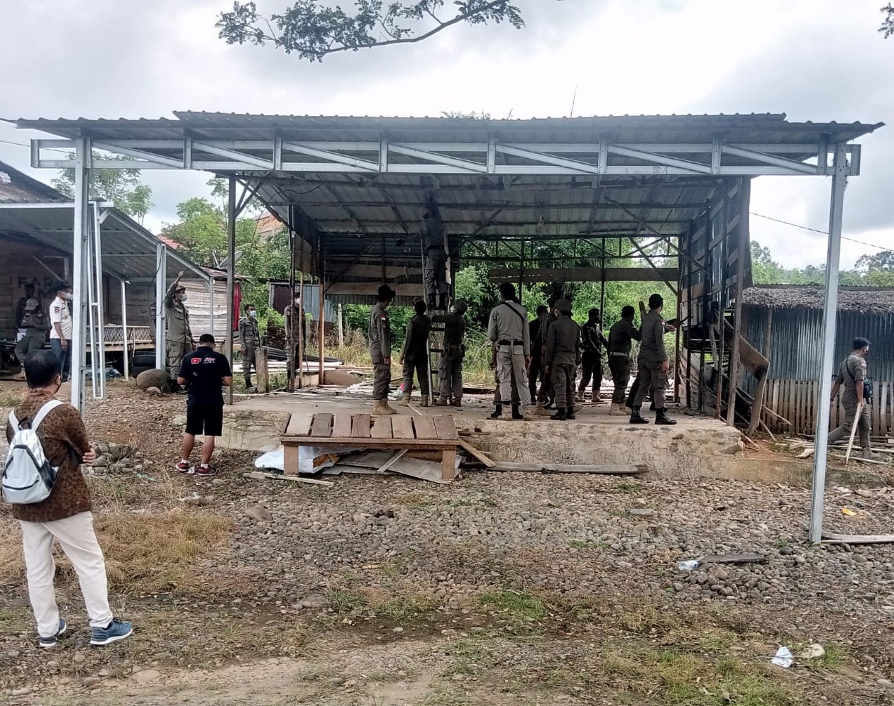 Akhirnya Satpol PP Bongkar Paksa Bangunan Liar