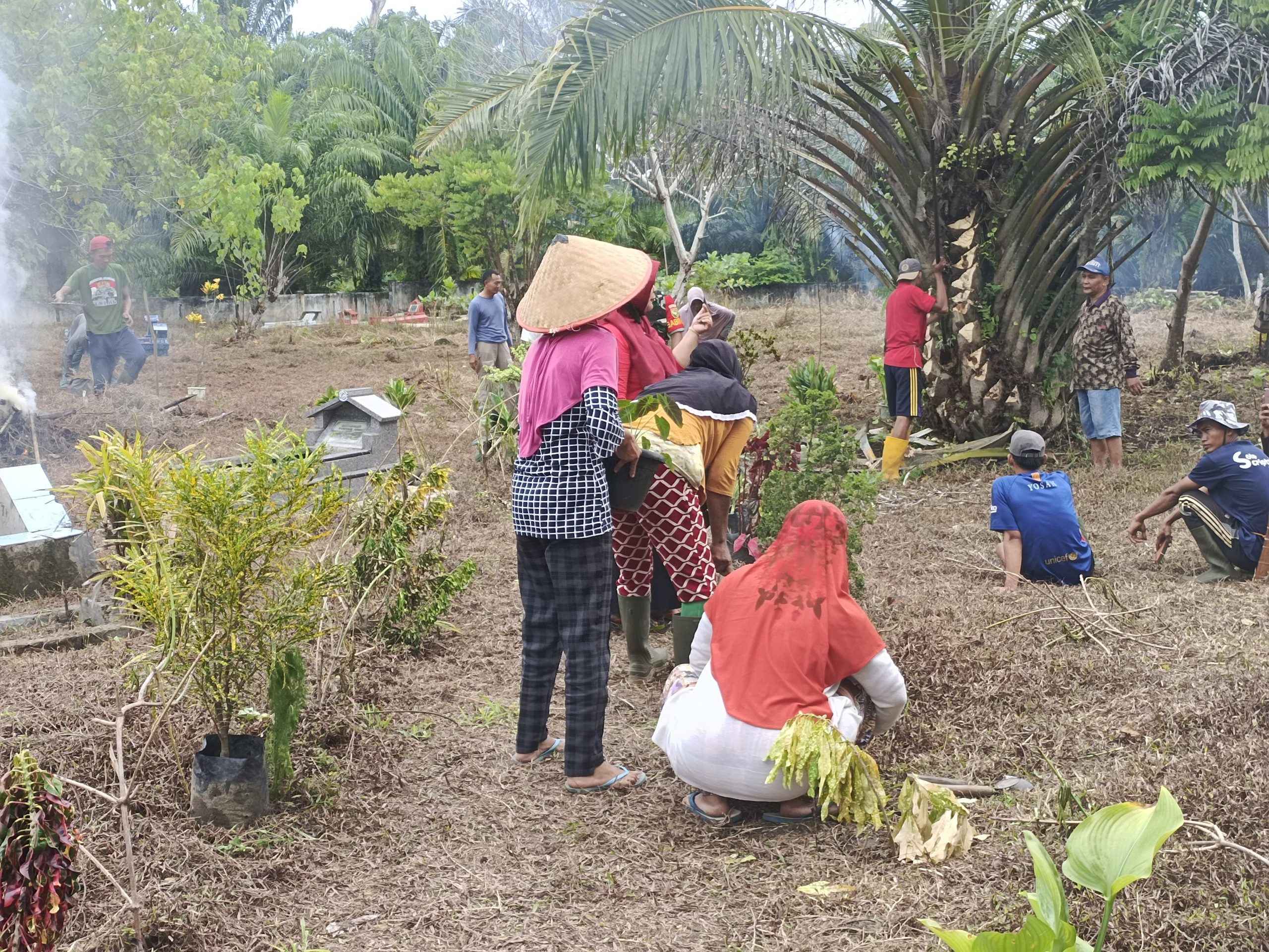 Desa Pasar Seluma Tata TPU Jadi Taman Religi