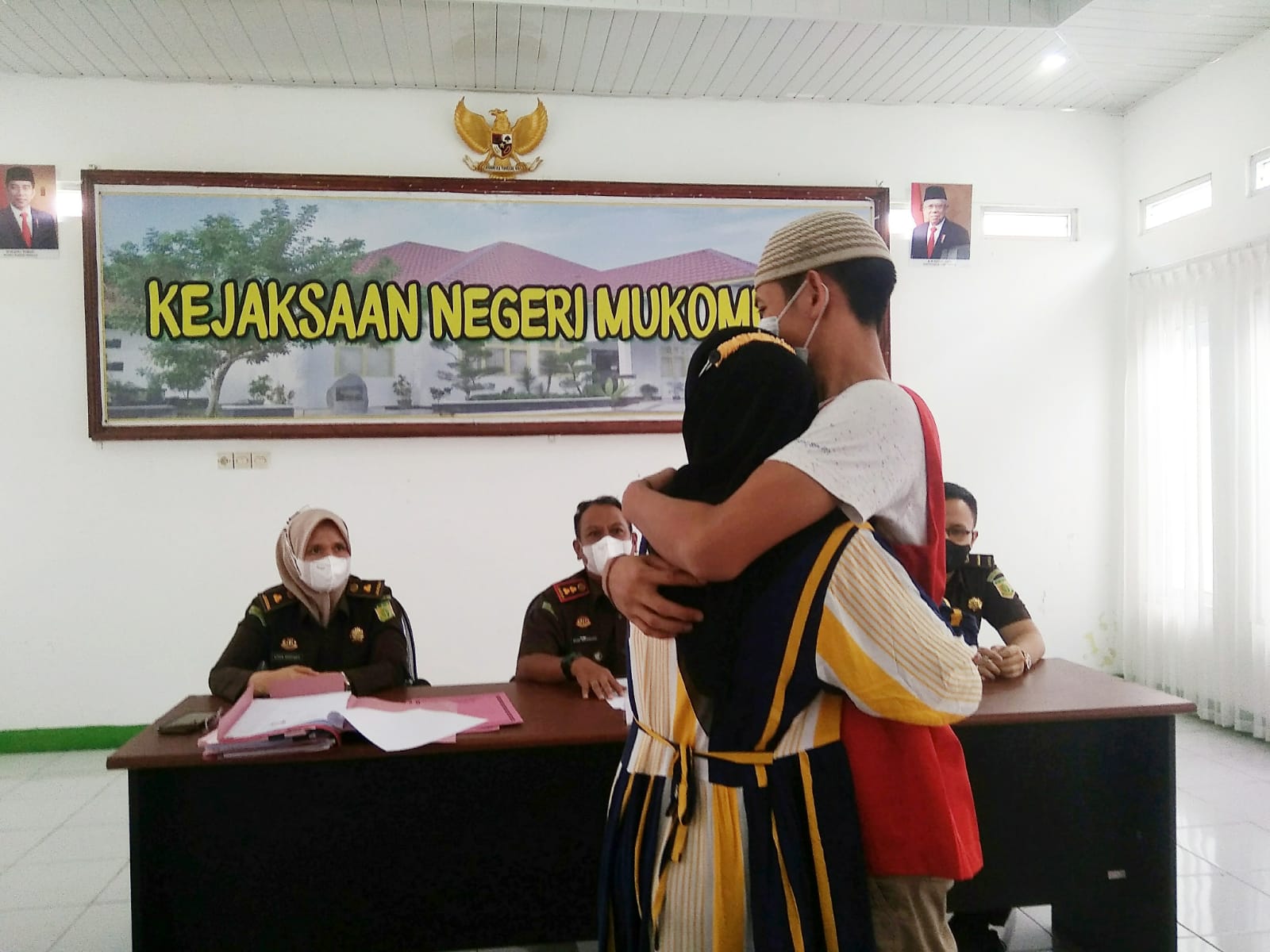 Langka, Berpelukan di Depan Kajari Mukomuko