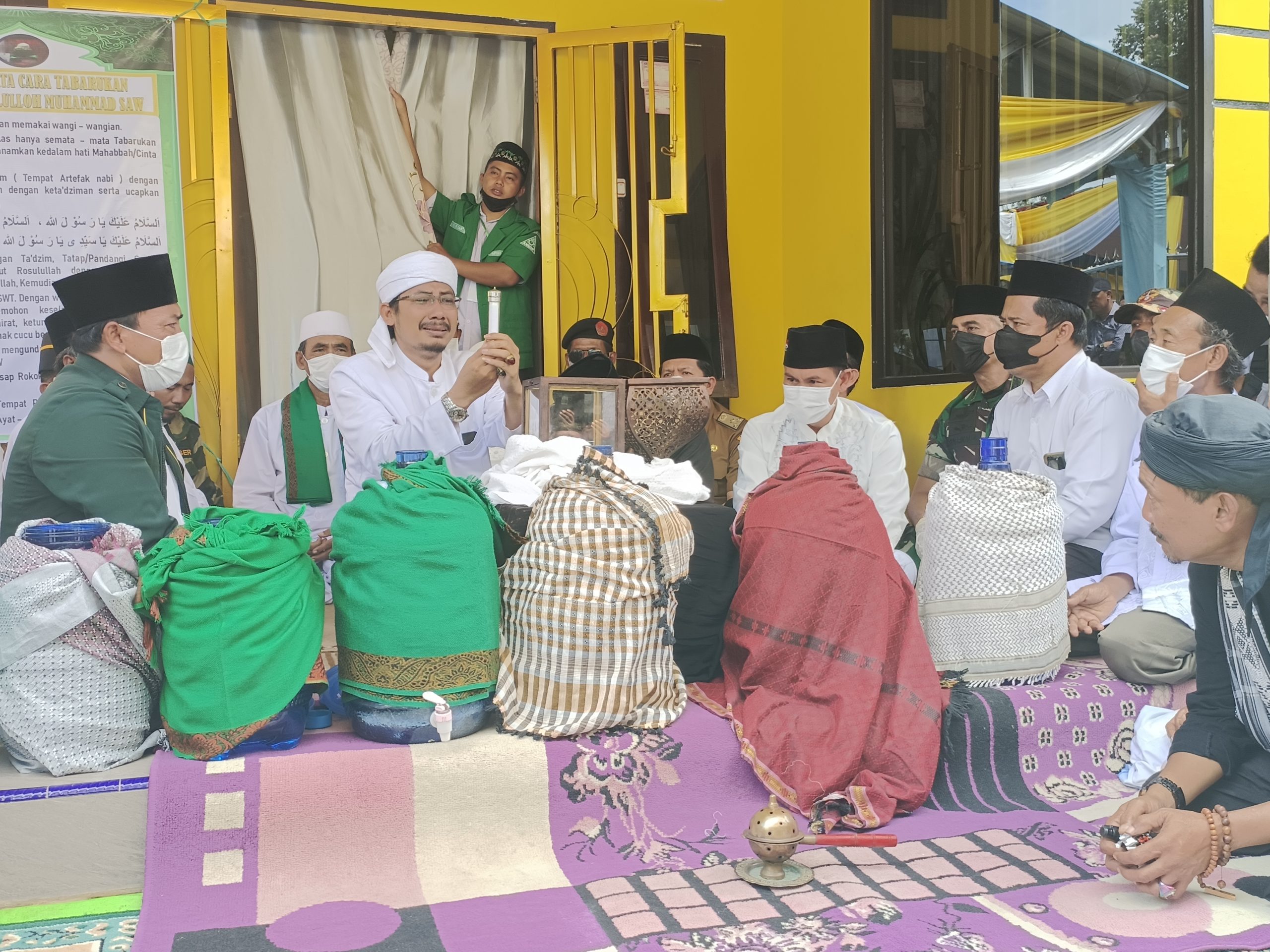 Bupati Seluma, Dandim, Anggota Dewan dan Ketua Ansor Cium Rambut Nabi