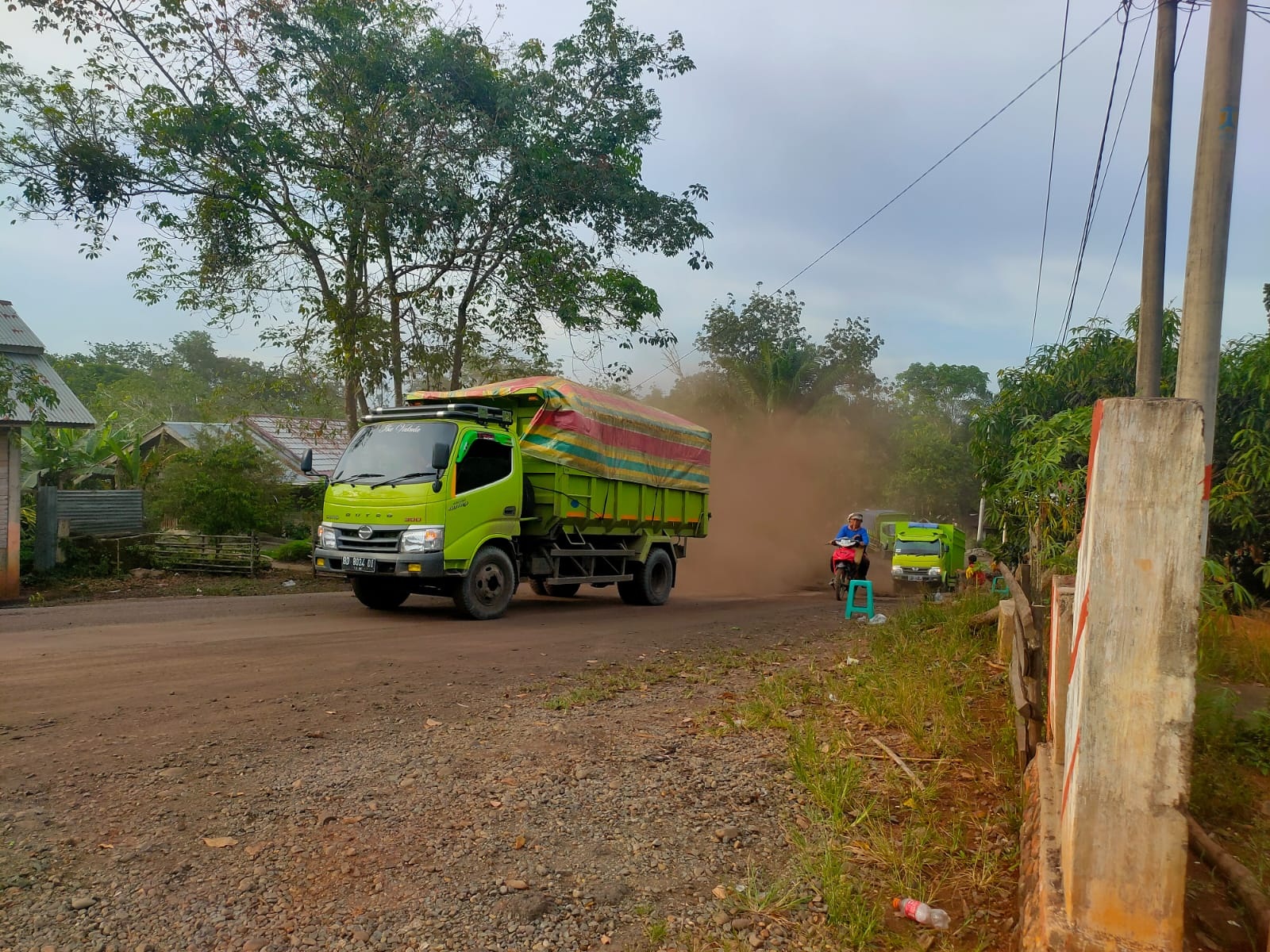 Ini di Batik Nau, Warga Keluhkan Jalan Rusak dan Berdebu