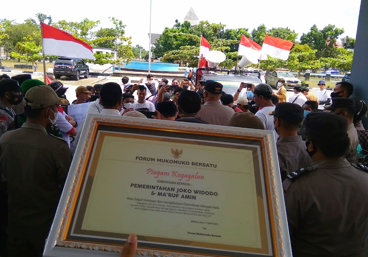 Forum Mukomuko Bersatu Beri Piagam Kegagalan Untuk Jokowi – Ma’ruf Amin