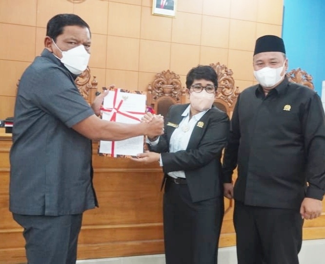 Paripurna, DPRD BU Serahkan Rekomendasi Pansus LKPJ Bupati Mian