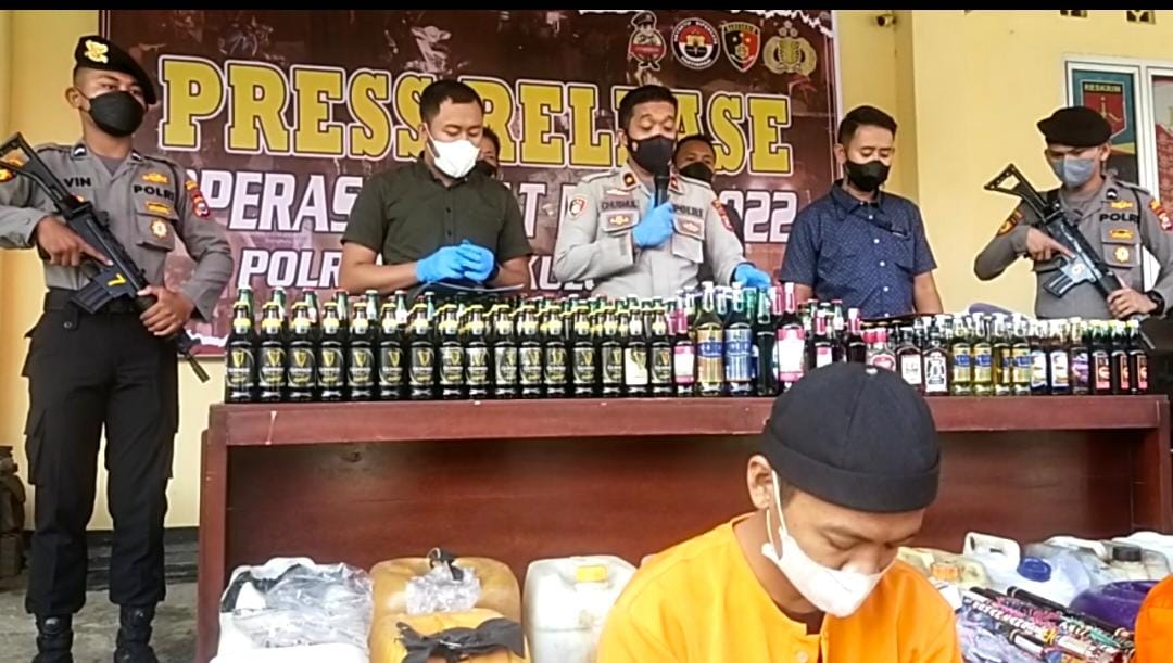  Ratusan Botol Miras,  5 TO Diamankan Polres BU