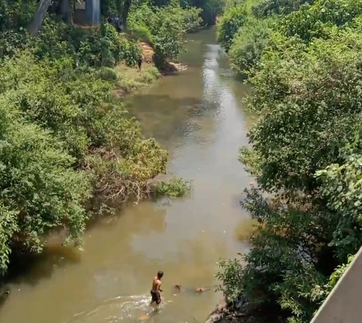 Berenang di Sungai, Lelaki  Asal Jambi MD