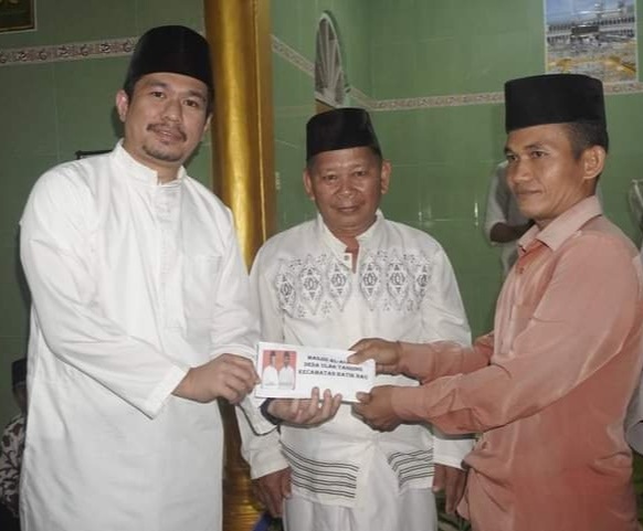 Wabup Arie Serahkan Bantuan Safari Ramadan di Ulak Tanding