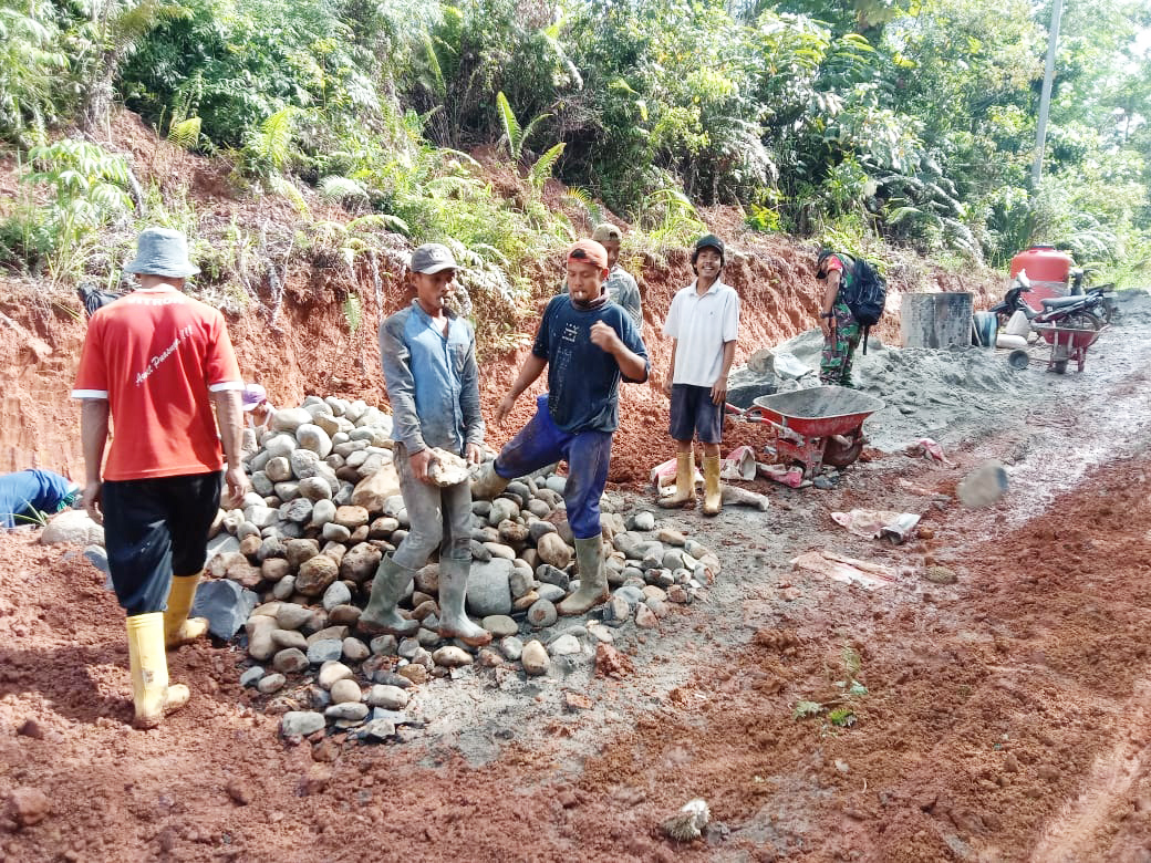 Danrem Meninjau Karya Bhakti Pembangunan Jalan Desa Padang Capo
