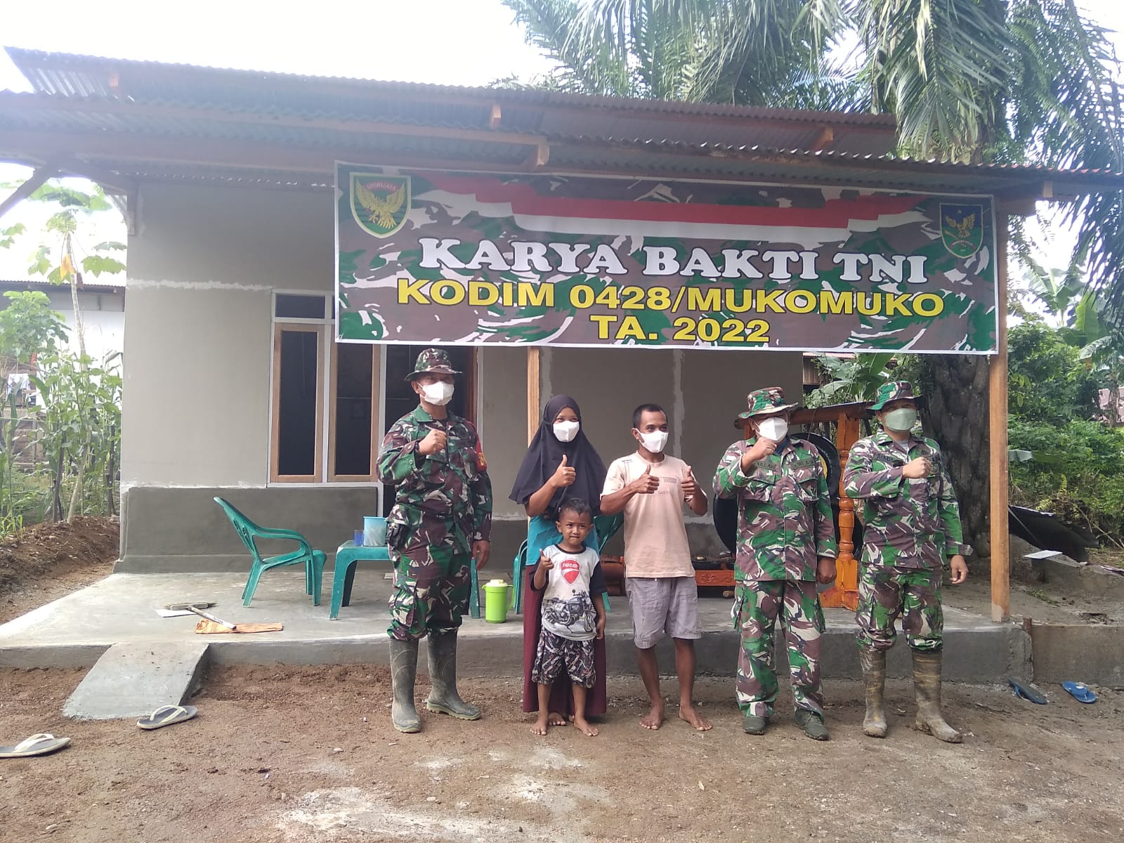Karya Bakti TNI Mukomuko Bawa Berkah Bagi Keluarga Sutaji 
