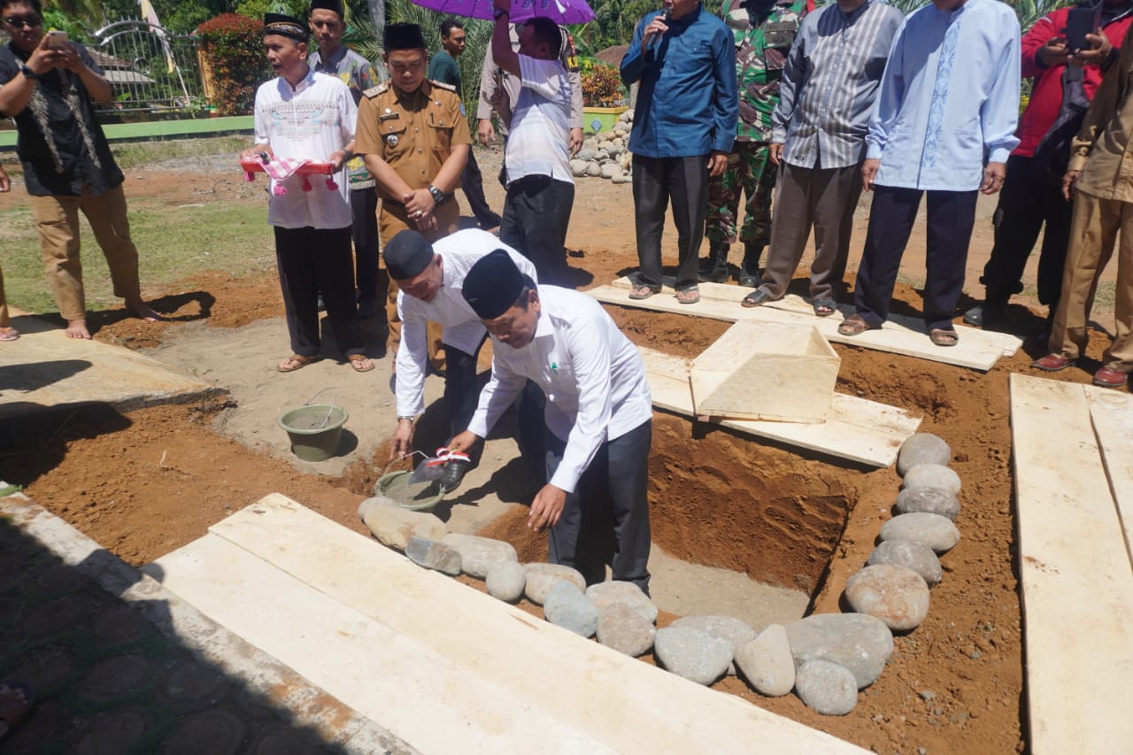 Renovasi Masjid Jami’ As Salam, Bupati Mian Lakukan Peletakan Batu Pertama