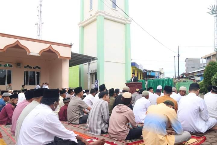 Bupati Mian Salat Id di Masjid Akbar di Giri Kencana