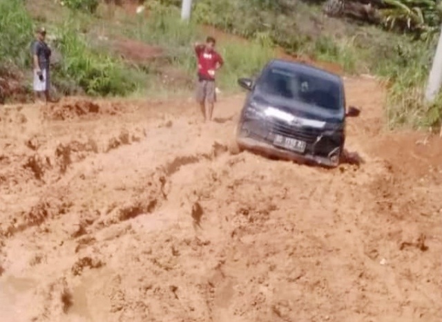 Infrastruktur Jalan di Gembung Raya, Napal Putih Kayak Bubur Saat Hujan