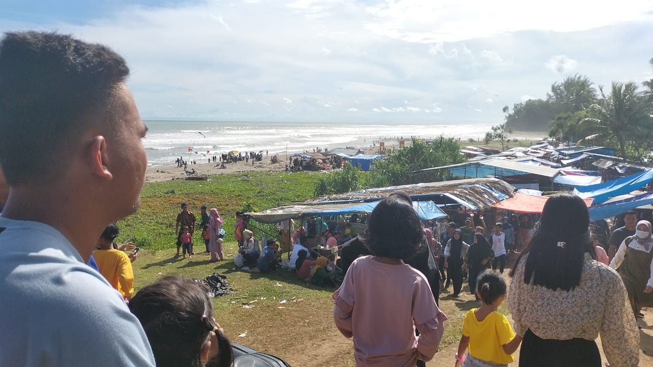 Pantai Tapak Batu Lais Ramai Pengunjung