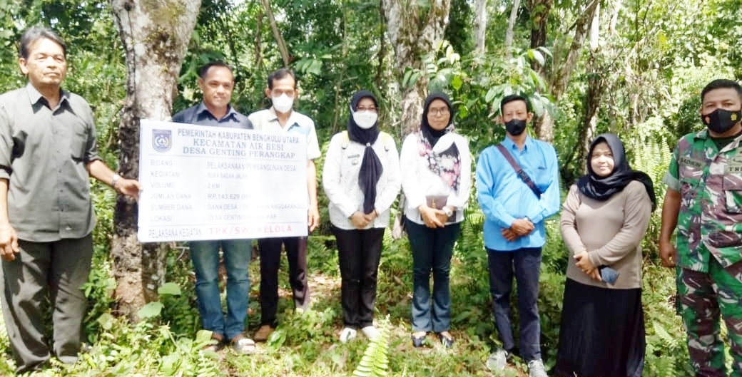 Pemdes Genting Perangkap Buka Badan Jalan 2 KM