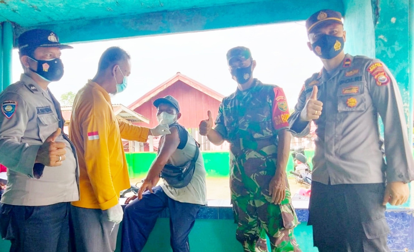TNI-Polri Bersama Nakes Giri Mulya Lakukan Vaksinasi