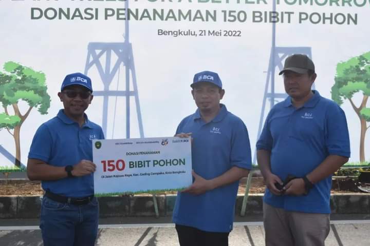 Bersama Pemkot, BCA Ikut Lestarikan Kota Bengkulu melalui Penanaman Bibit Pohon