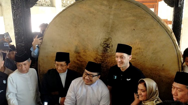 Bahagia, Mesut Ozil Disambut Antusias Jamaah  Istiqlal