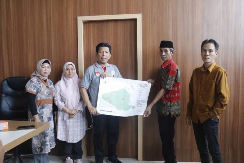 Sekda Seluma Serahkan SK Komunitas Masyarakat Adat Serawai kepada Ketua Aliansi AMAN