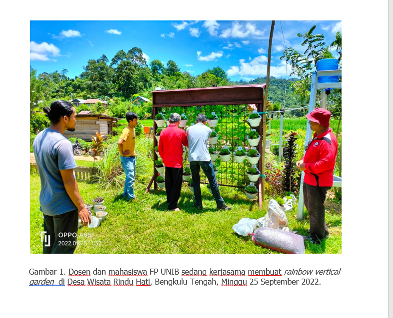 Dosen dan Mahasiswa Fakultas Pertanian Membuat Rainbow Vertikal Garden di Desa Wisata Rindu Hati