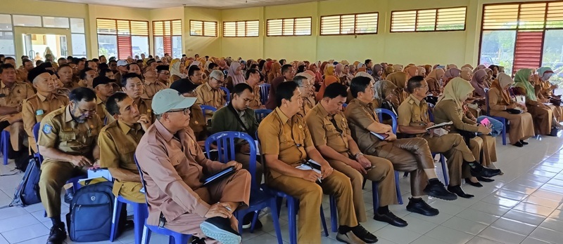 Siswa SD dan SMP Bengkulu Selatan Diberi Jatah  Tiga Stel Pakaian Seragam Sekolah