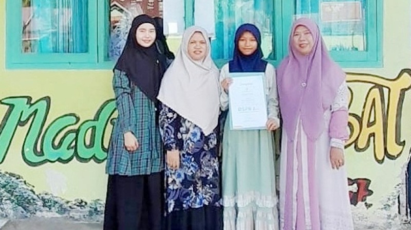 Murid MIN 1 Bengkulu Tengah Raih Medali Perak Bidang Studi Bahasa Inggris Pada Ajang Olimpiade