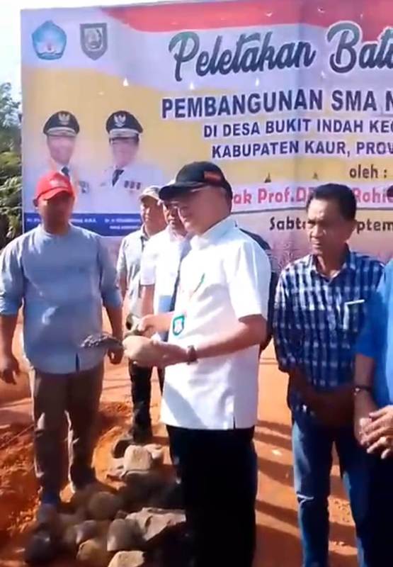 Gubernur Rohidin Letakkan Batu Pertama Pembangunan SMAN 12 Kaur di Desa Bukit Indah  