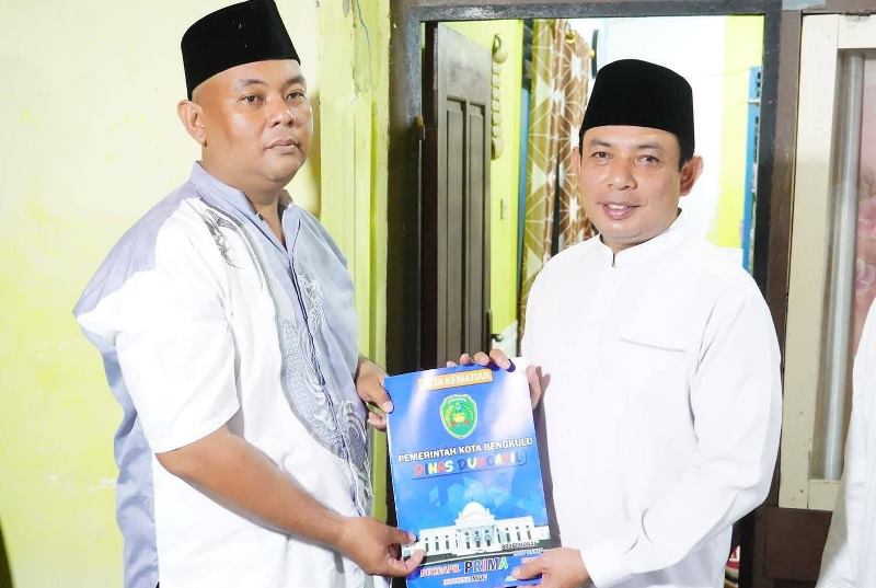 Hadiri Takziah,  Walikota Serahkan Langsung Sertifikat 3 in 1