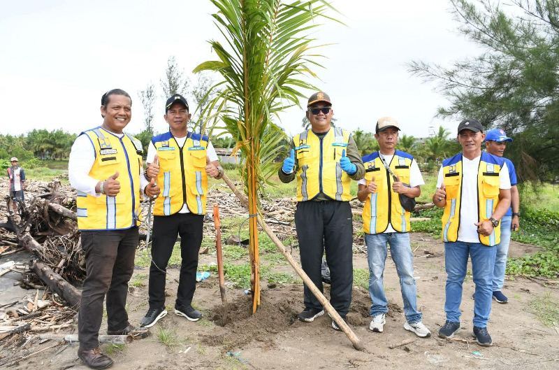 Balai Wilayah Sungai Sumatera VI  Bersihkan Sungai dan Tanam Pohon Kelapa di Sungai Hitam
