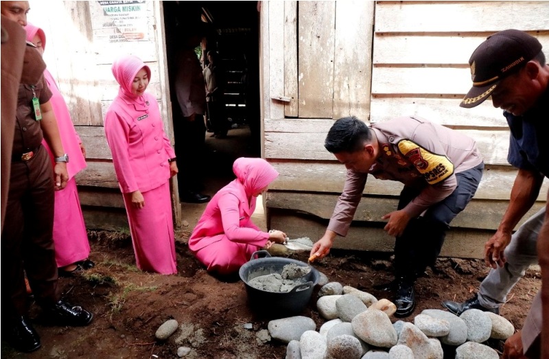 Tidak Layak Huni, Kapolres Kaur Bedah Rumah Ngatiyo di Desa Cahaya Batin