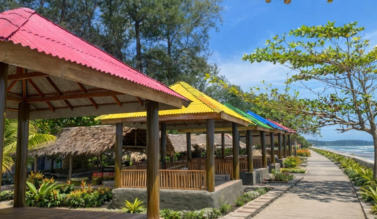 Pantai Panjang  Siap Sambut Wisatawan,  Silahkan Bersantai di Gazebo Menikmati Laut Lepas 