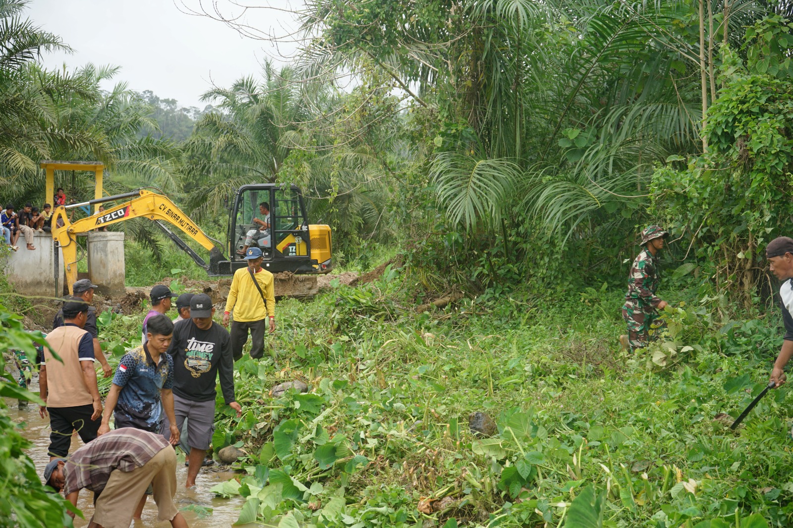 Satgas TMMD Ke-124 Kodim 0408/BS,Gotong Royong Bersama Warga Dan Poktan Buat Saluran Air