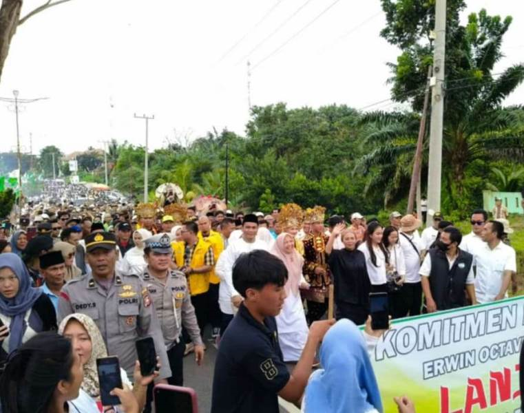  Ribuan Massa Antarkan Erwin Oktavian SE-Jonaidi SP Daftar ke KPU Seluma