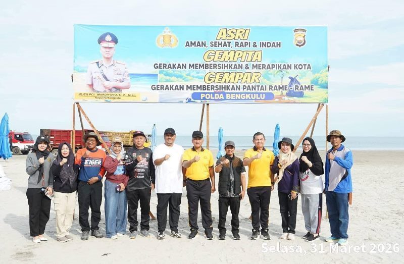 Kapolda Bengkulu Pimpin Kolaborasi  Aksi Bersih-Bersih Pantai Jakat