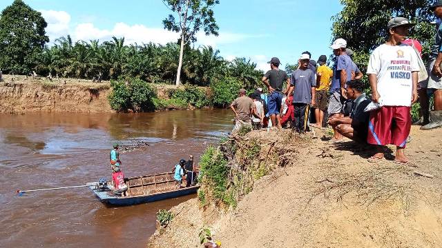 Proses Pencarian 2 Warga Kabupaten Mukomuko Tenggelam di Sungai Lunang Pesisir