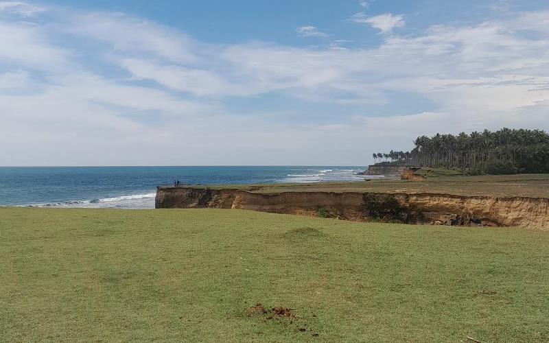 Pesona Pantai Nangai: Estetik tapi Terganjal Masalah Kebersihan