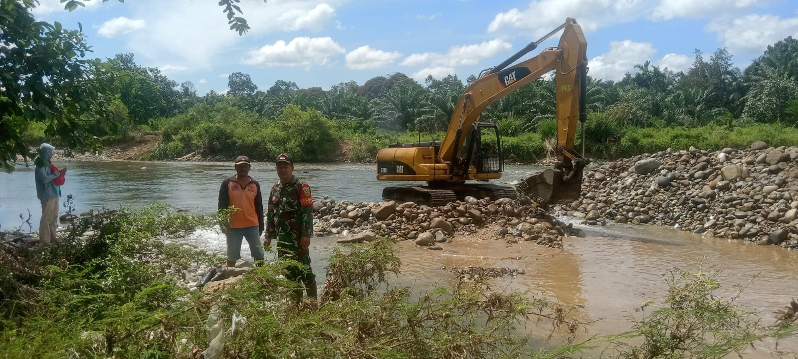 Kodim 0408 Bengkulu Selatan-Kaur Alihkan Alur Sungai Kedurang