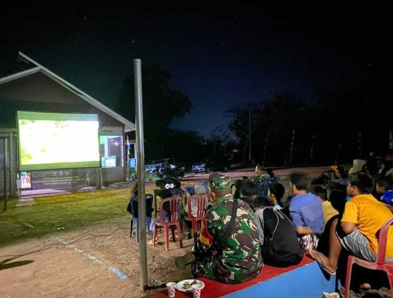  TNI dan Masyarakat  Talang Sebaris Nobar Film Merah Putih