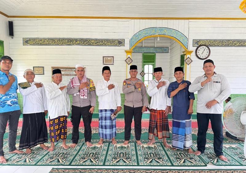 Polsek Enggano Safari Jumat di Masjid Jamik Nurul Falah Desa Malakoni