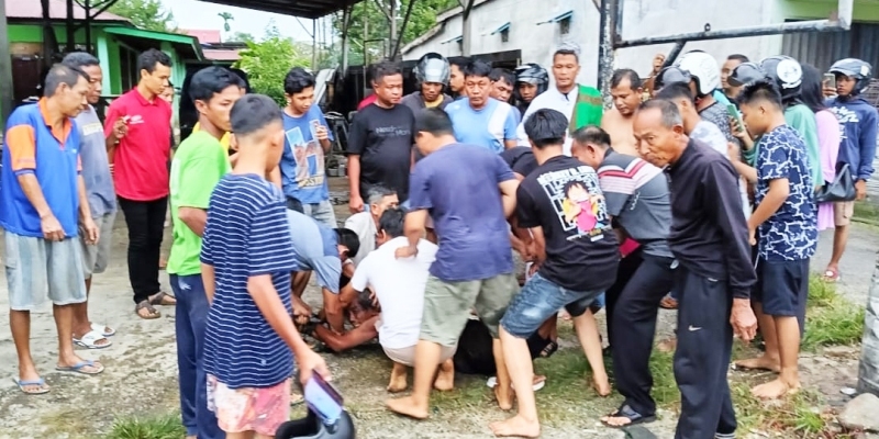 Heboh,  Warga Amankan ODGJ  yang Lempar Batu ke Jalan