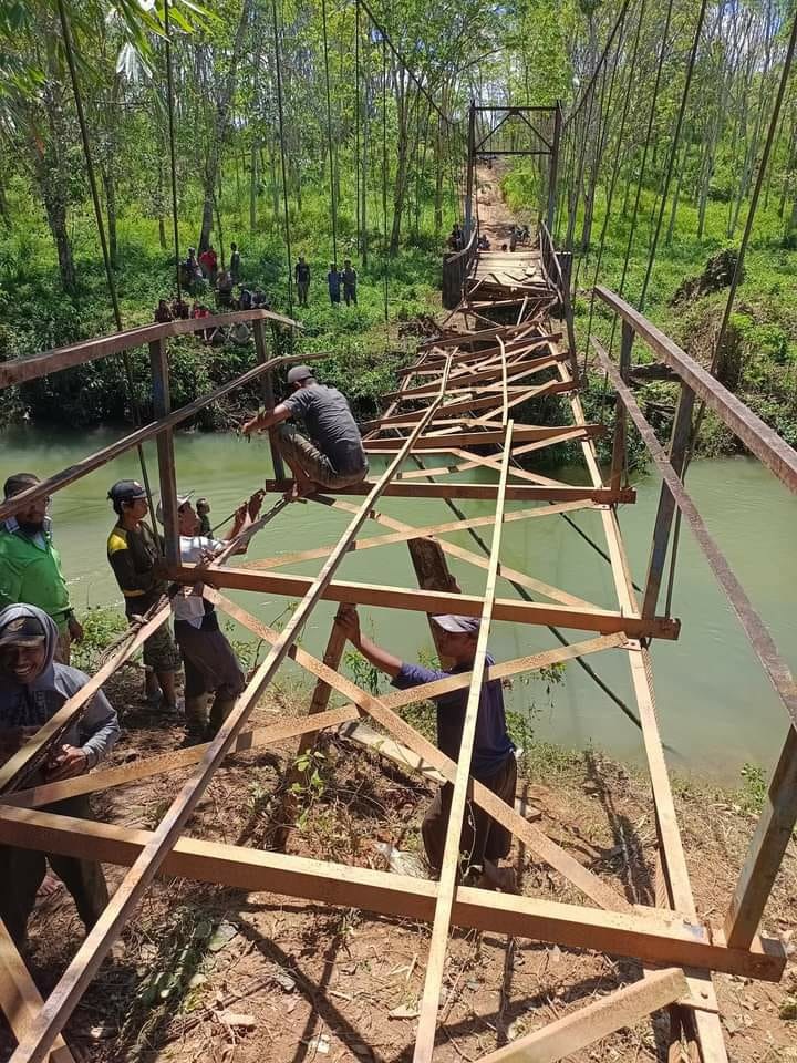 Warga Desa Gembung Raya   Swadaya Perbaiki Jembatan