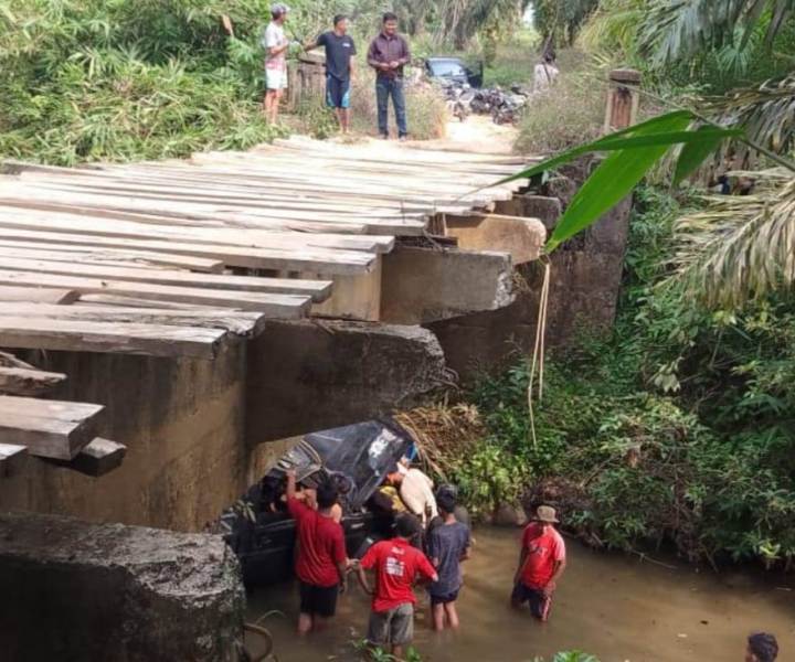 Roda Depan Tergelincir, Mobil Touring Terjun Bebas ke Sungai