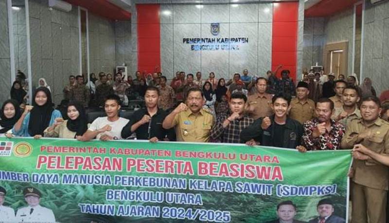  61 Orang Penerima Beasiswa SDM Program Kesempatan Studi  Dilepas Bupati Mian